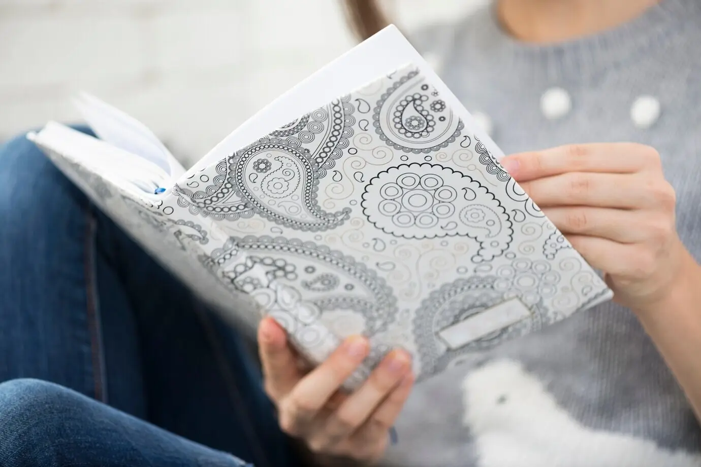 Eine Frau, die ein Buch liest.