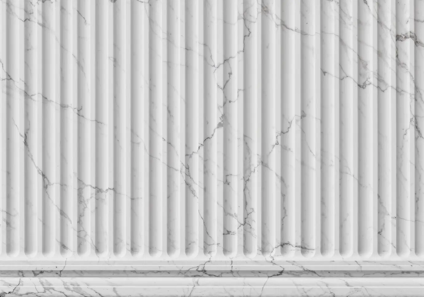 Wand aus weißem Marmor mit vertikalen Streifen und einer Sockelleiste